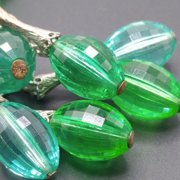 Vintage 1950s Lucite Faceted Green Blue-Green Beaded Necklace, Length 26 Inches - Picture 10 of 11